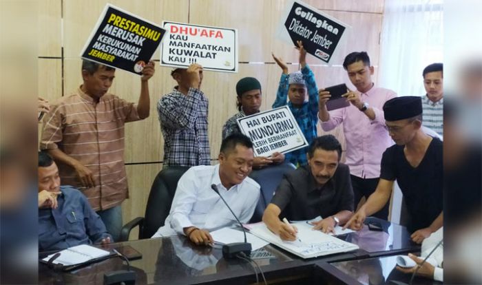 Terkait Pemakzulan Bupati Jember, Sejumlah Anggota DPRD Tandatangani Dukungan