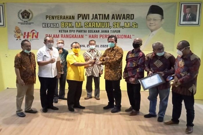 Ketua DPD Partai Golkar Jatim Terima PWI Jatim Award