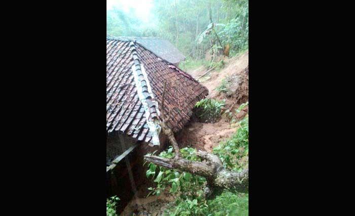 Longsor Terjang Gantung Pacitan, Satu Rumah Rusak