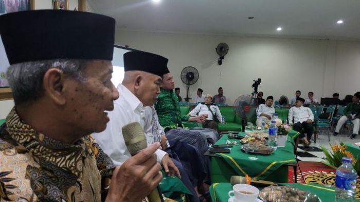 Ahmad Tohari Sebut Kiai Asep Ulama Hebat, Bedah Buku di PCNU Banyumas Berakhir Tengah Malam 