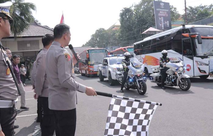 Kapolresta Malang Kota Lepas Keberangkatan Peserta Balik Mudik Gratis Tujuan Semarang dan Jakarta