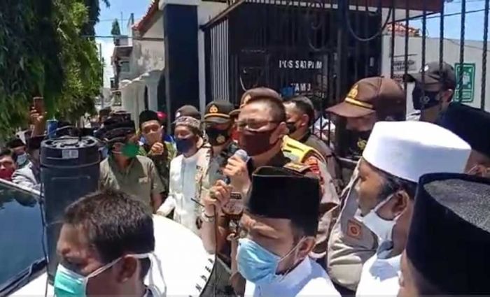 Minta Terdakwa Pelecehan Kiai Dituntut Maksimal, Ratusan Alumni PP Miftahul Ulum Geruduk Kejari