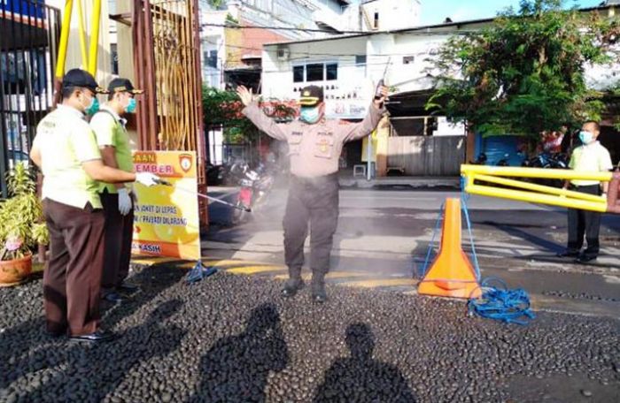 Masuk Kantor Mapolres Jember, Anggota Mandi Disinfektan dan Ukur Suhu Tubuh