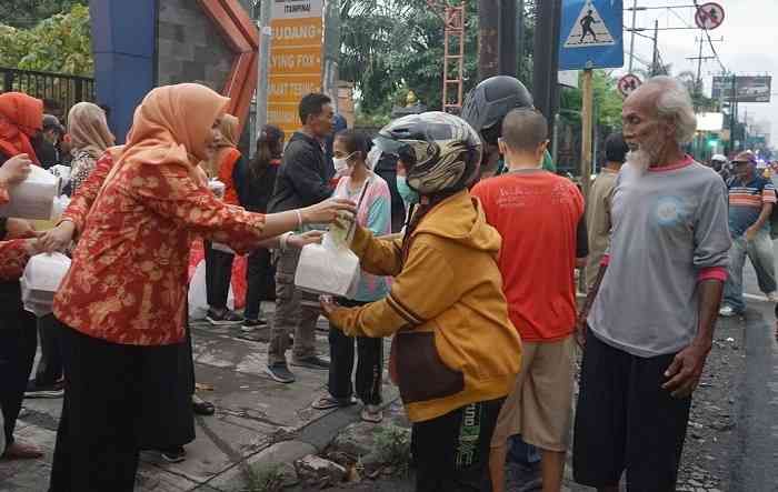 BPBD Jatim Bagi Takjil Sambil Sosialisasi Perubahan Iklim ke Masyarakat Sekitar