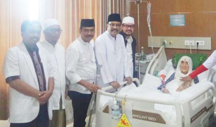 ​Gus Ipul Jenguk Istri almarhum KH Abdullah Faqih di Gresik