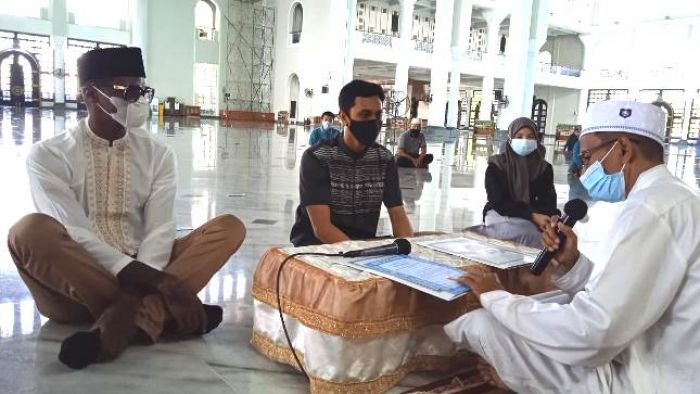 Warga Kulit Hitam Amerika Ikrar Syahadat di Masjid Al-Akbar Surabaya