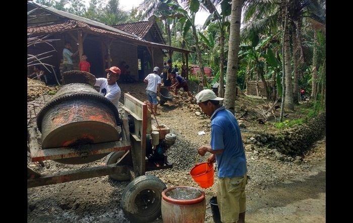 PDIP Gotong Royong Bangun MCK di Rumah Warga Stunting Trenggalek