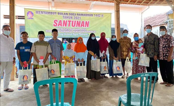 TPPI Tuban Santuni Anak Yatim dan Bagikan Paket Sembako Kepada Kaum Duafa