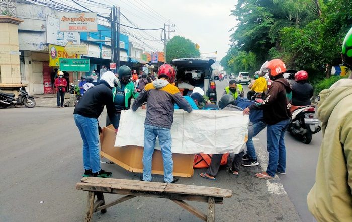 Jatuh Usai Senggolan, Warga Sidoarjo Tewas Tertabrak Truk