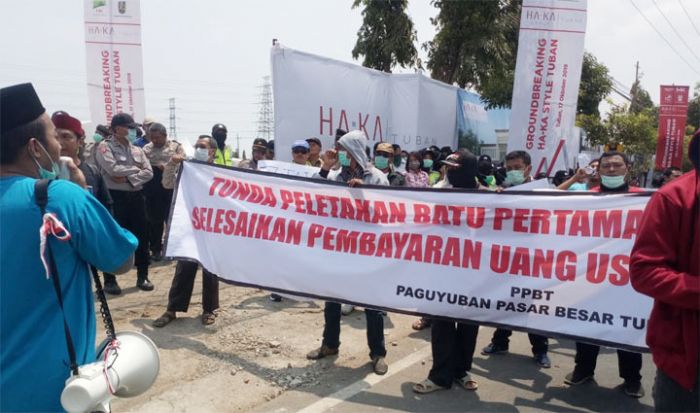 Ground Breaking Pasar Besar Tuban Dihadang Aksi Demonstrasi Pemilik Kios