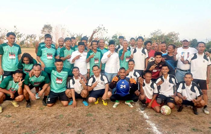 Sambangi Pertandingan Sepak Bola di Lapangan Pengaron, Gus Barra Janjikan Hal ini