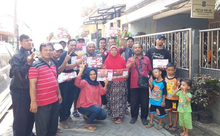 Caleg PDIP Wajib Bagi Brosur Gus Ipul-Puti di 500 Rumah Warga