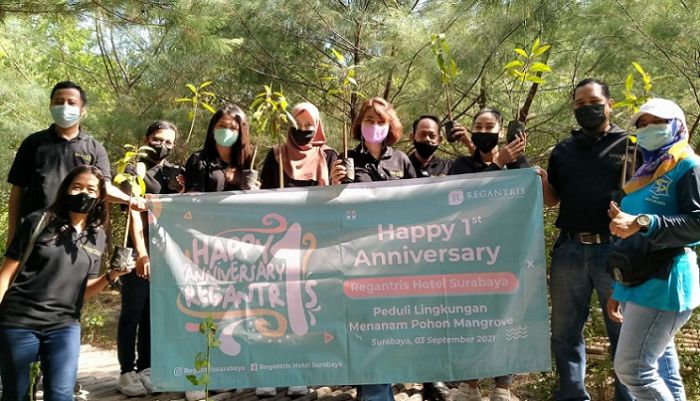 Peduli Lingkungan, Regantris Hotel Surabaya Tanam 100 Bibit Mangrove di Botanical Garden 