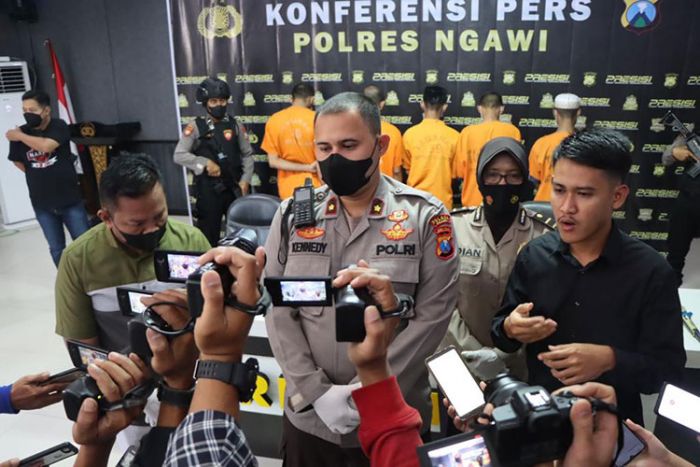 Edarkan 2000 Pil Koplo, Ibu Muda Asal Ngawi Diamankan Polisi Bersama Lima Orang Lainnya