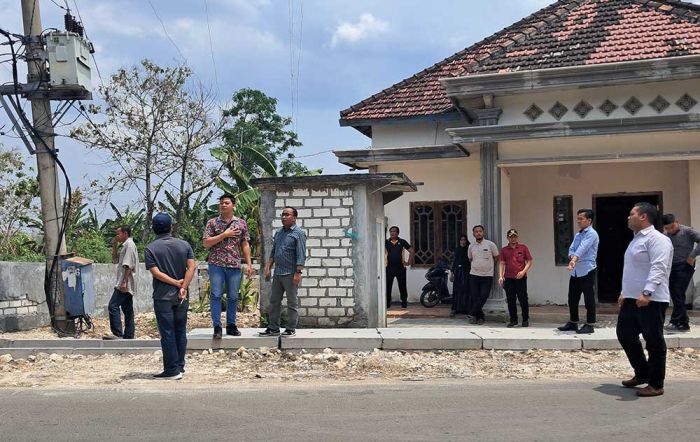 Penyidik Polres Tuban Cek Lokasi Rumah Warga yang Pagarnya Diduga Dirusak Pemdes Mlangi