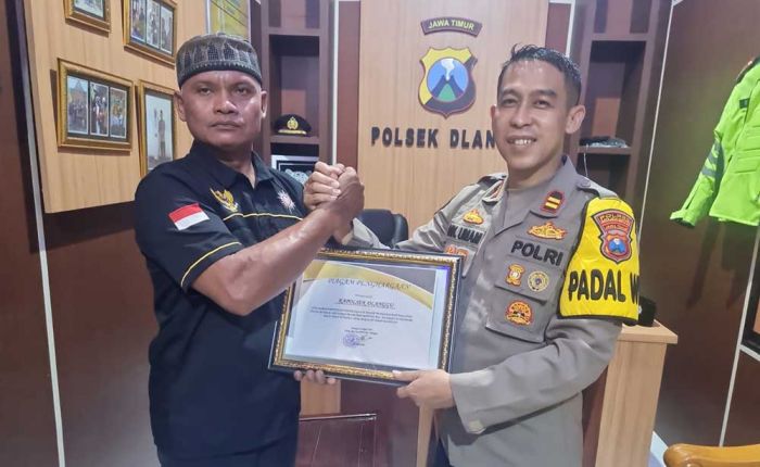 Peduli Kegiatan PSHT, Kapolsek Dlanggu Diganjar Penghargaan