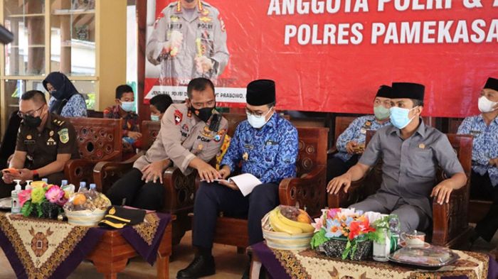 Vaksinasi Covid-19 Serentak, Forkopimda Kabupaten Pamekasan Ikuti Zoom Meeting dengan Kapolri