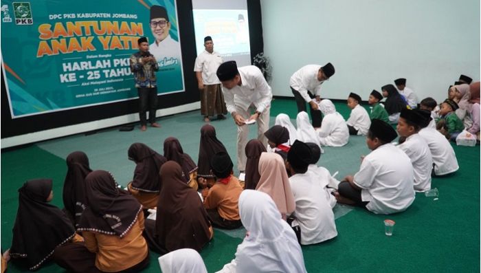 Peringatan Harlah PKB Ke-25, Ratusan Anak Yatim Jombang Terima Santunan