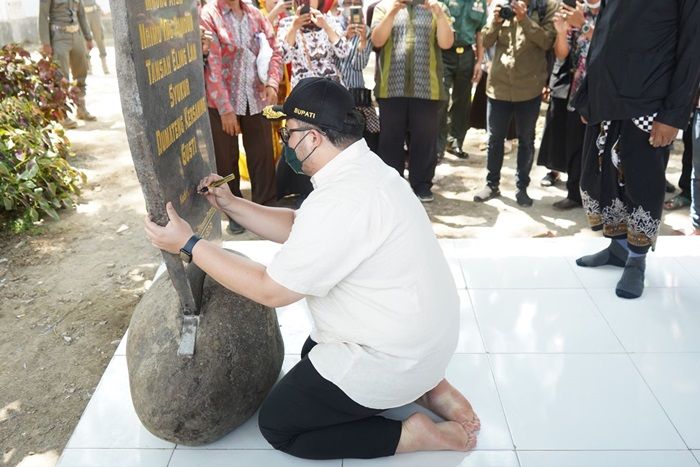 Bupati Kediri Tulis Pesan dan Tanda Tangani Batu Prasasti di Area Wisata Sumber Agung