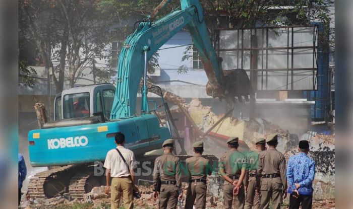 Satpol PP Trenggalek Bongkar Paksa 6 Kios di Pasar Pon