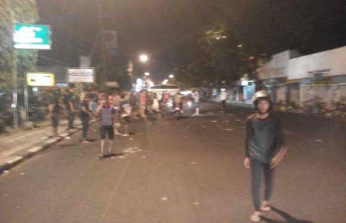 Bonek Vs Warga di Lamongan Bentrok, Kendaraan Berplat L yang Melintas Disweeping