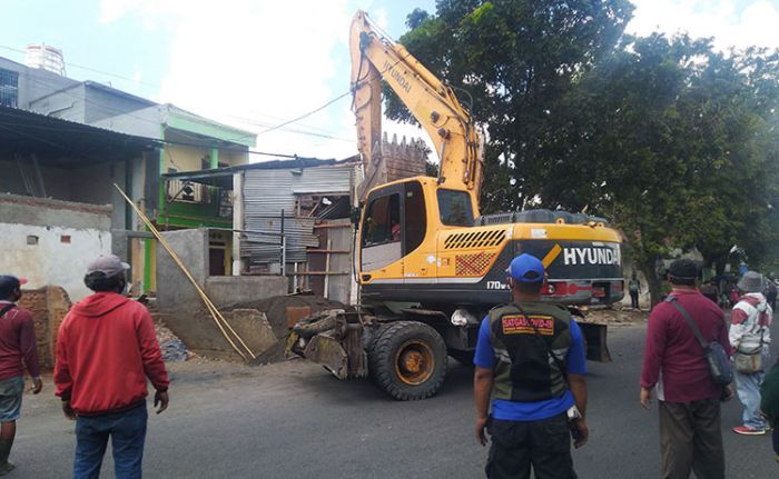 Jalan Ditutup, Pembongkaran 36 Stan dan Bangunan di Raya Darmo Indah Dijaga Ketat Petugas