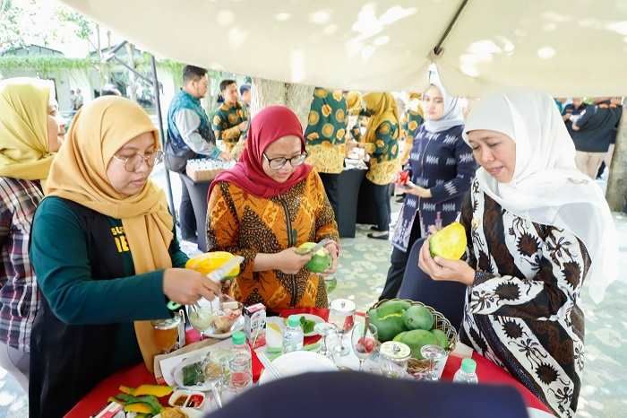 Musim Mangga Tiba, Khofifah Ajak Karyawan dan Wartawan Nikmati Legitnya Mangga asal Kediri