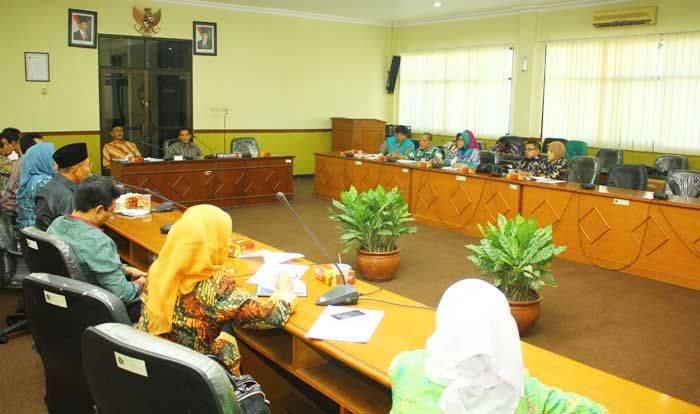 Data Berbeda, <i>Hearing</i> Minimarket antara Dewan dan Diskoperindag serta BPPT Sidoarjo Panas