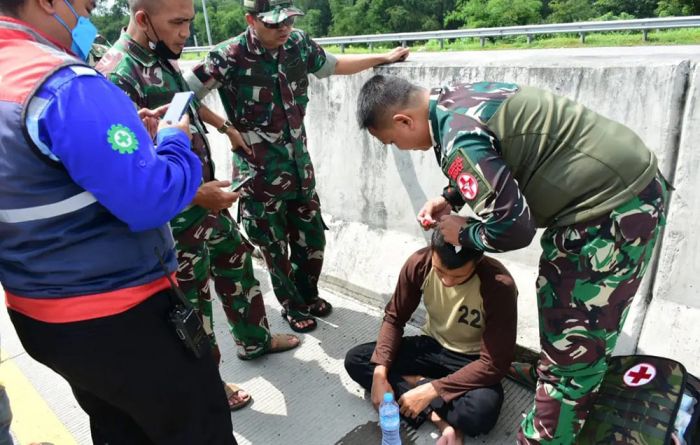 Rombongan Pussenarhanud Kodiklatad Ikut Bantu Korban Kecelakaan di Tol Pasuruan-Probolinggo