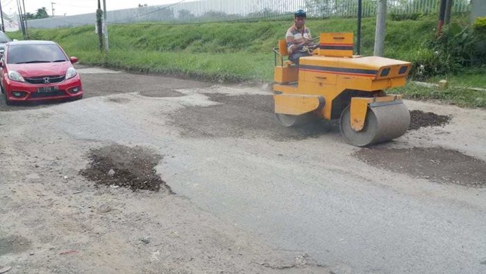 Tak Ditambal Permanen, Jalan Rusak di Raya Banyubiru Pasuruan Hanya Diuruk Sirtu