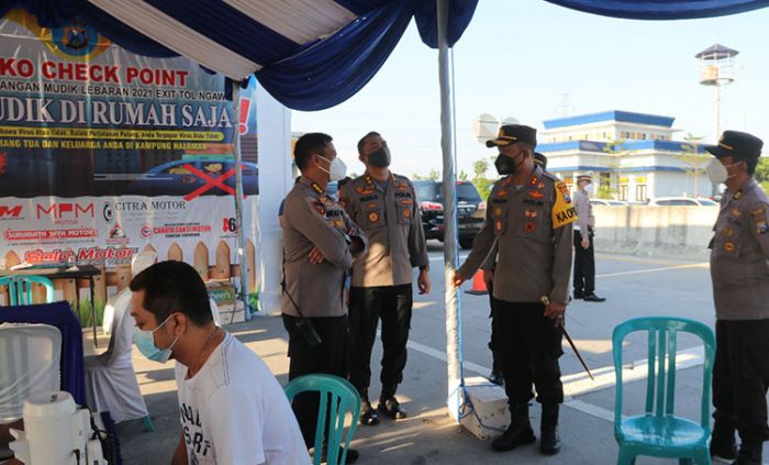 Pantau Pos Penyekatan Exit Tol Ngawi, AKBP I Wayan Winaya: Pelanggar Akan Langsung Dites Swab