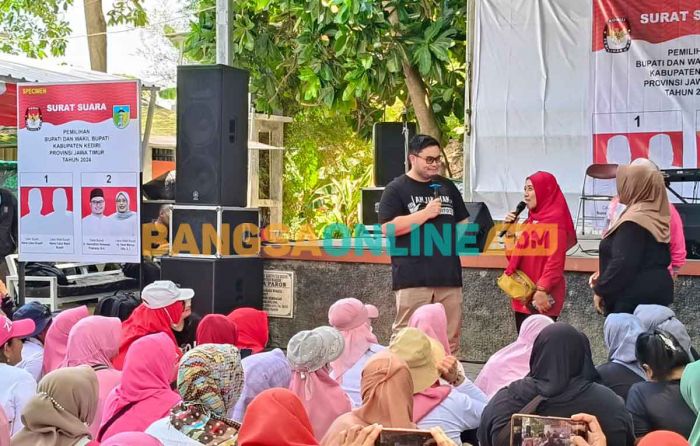 Gelar Kampanye Dialogis dengan Emak-emak, Mas Dhito Ajarkan Simulasi Pencoblosan Surat Suara