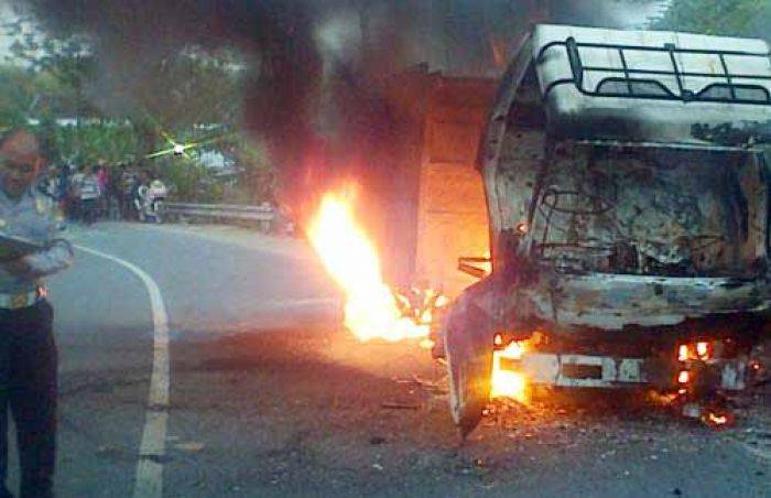 Lindas Biker, Dump Truck di Gresik Dibakar