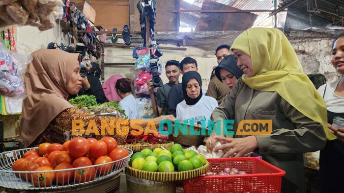 Kunjungi Pasar di Surabaya dan Beri Cek Kesehatan Gratis, Khofifah Tunjukkan Upaya 