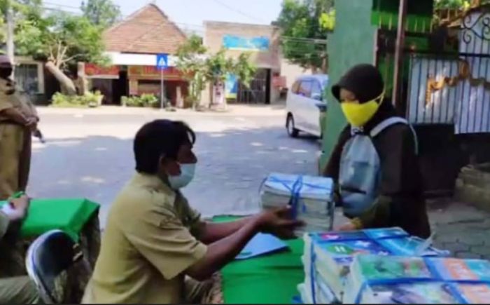 Inovasi Baru, SMPN 1 Gurah Kabupaten Kediri Terapkan Pinjam Buku Secara Drive Thru