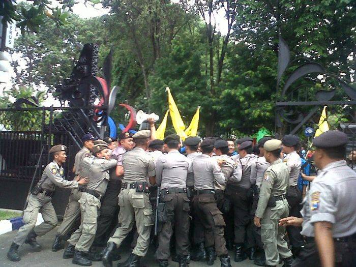 Demo PMII Bojonegoro Berujung Bentrok dengan Polisi