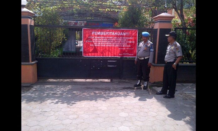 Pagar Disegel, Ratusan Siswa SDN 1 Kranggan Mojokerto Tak Bisa Masuk Sekolah