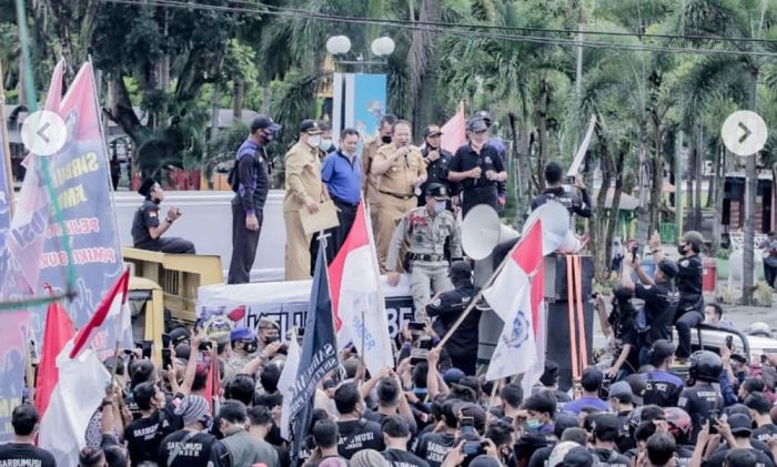 Temui Demo Ratusan Buruh, Bupati Hendy Tanda Tangani Pengajuan Kenaikan UMK Jember