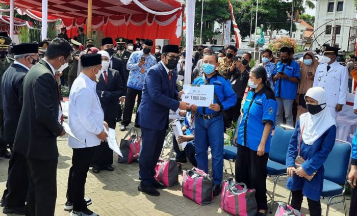 Momen Sumpah Pemuda, Penyandang Disabilitas di Tuban Terima Modal Usaha dari Baznas Jatim