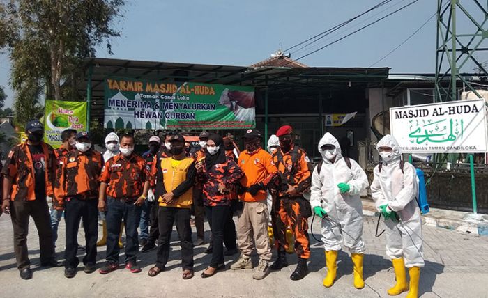 ​Cegah Covid-19, Perum Taman Candiloka Sidoarjo Disemprot Disinfektan