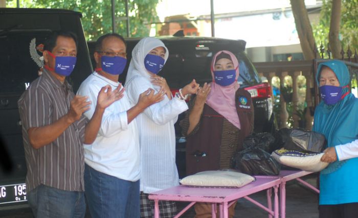 Mantan Anggota Dewan Trenggalek Bantu Sembako ke Warga Terdampak Covid-19