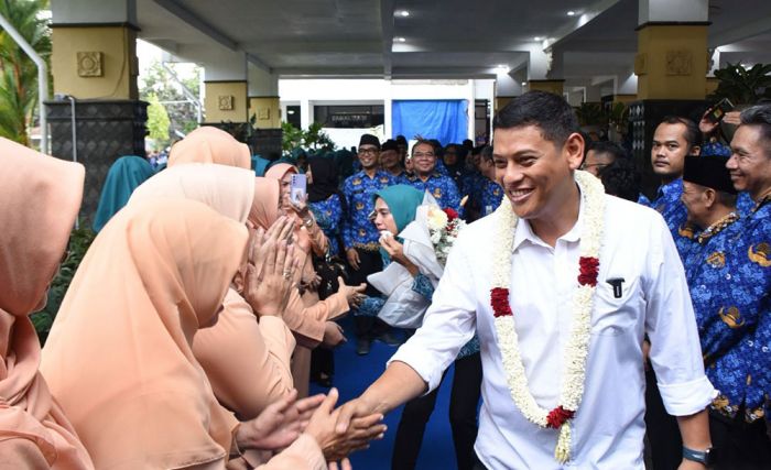 Hujan Iringi Pelepasan Purna Tugas Wali Kota dan Ketua TP PKK Kota Kediri