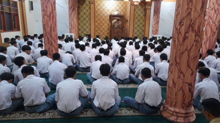 Berduka Siswinya Meninggal, Warga SMAN 2 Batu Gelar Salat Gaib