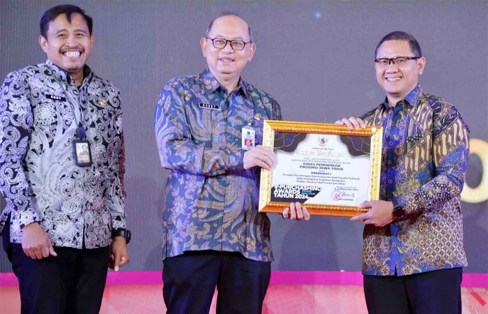 Di E-Purchasing Award 2024, Pj Sekdaprov Jatim Serahkan 30 Piagam Penghargaan