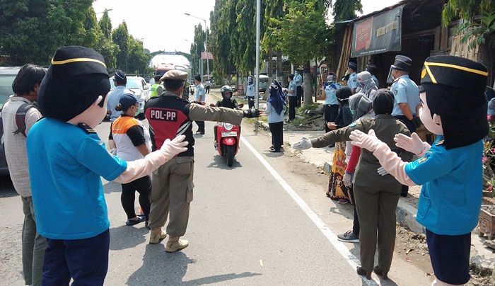 ​Peduli Covid-19, Kantor Imigrasi Kelas III Ponorogo Bagikan Masker Hingga Sembako