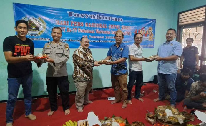 Peringati HPN 2023, PWI Sidoarjo Gelar Tasyakuran dan Santuni Tukang Becak