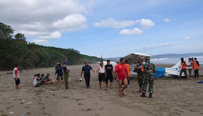 Pesawat Latih Cessna Mendarat Darurat di Sekitar Pantai Ngagelan Banyuwangi