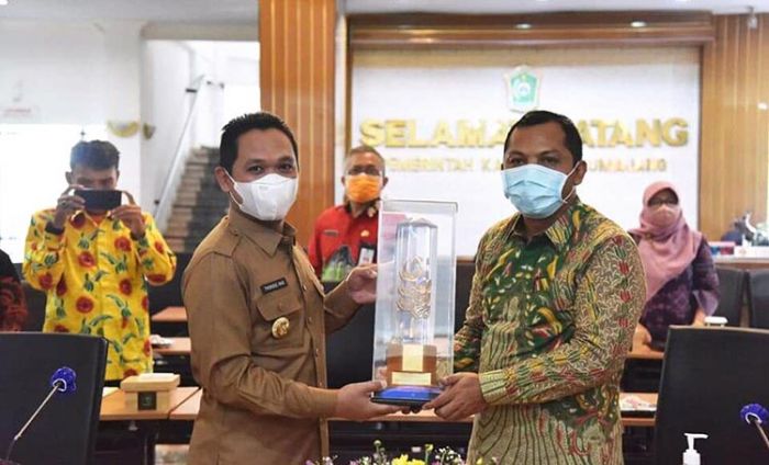 Kebijakan Larangan Kantong Plastik Sukses, Lumajang Diganjar Green Leadership Nirwasita Tantra