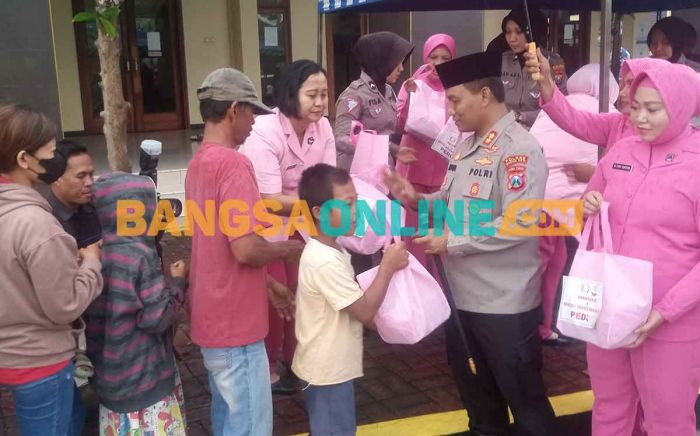 Peduli Sesama, Polres Madiun Kota Bagikan Takjil ke Masyarakat