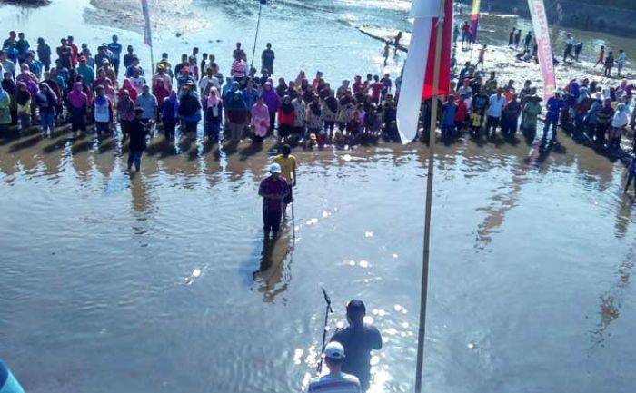 Ratusan Warga Rogotrunan Lumajang Gelar Upacara di tengah Kali Asem